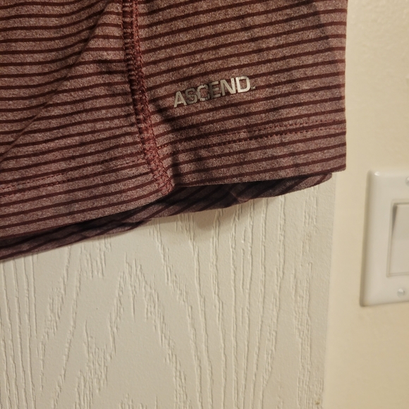 🟣 Burgundy Ascend Vneck - Picture 3 of 8